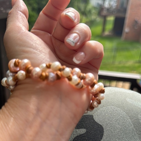 Elegant Pearl Bracelet with Gold Accents - Picture 3 of 7